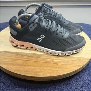 On Running Cloud Shoes in Charcoal with Peach Accent (Women’s 7.5)